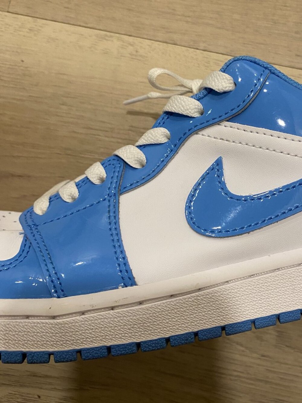 Air Jordan 1 Low SE Legend Blue Patent Menโs 9 Style Code: FZ2138-114 Women 10.5 - Picture 4 of 11